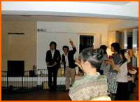 まずは、山田秀寿さんを囲み乾杯！